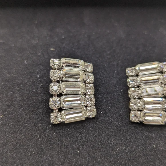 Vintage Kramer Silver Toned clip on earrings. J-007 - Picture 4 of 6